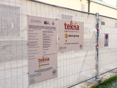 Tekna ve Zuliani grup bilgileriyle birlikte inşaat alanı işareti.