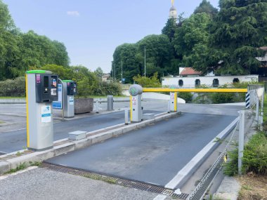 Ödeme istasyonları ve yemyeşil manzaralı açık hava park girişi..