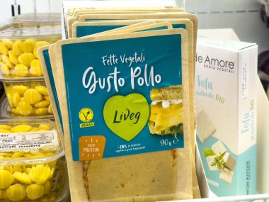 Vegan tavuk aromalı dilimler ve markette sergilenen organik tofu..