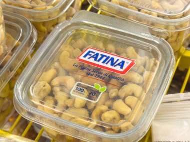 Marka etiketli, şeffaf plastik kabın içinde paketlenmiş kaju fıstığı..