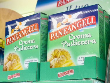 Paneangeli crema pasticcera kutuları mağaza rafında.