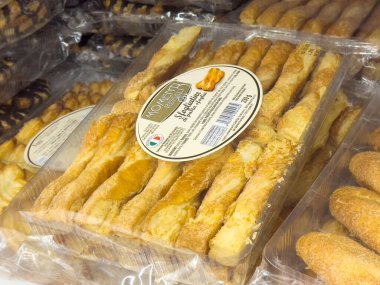 Markette satılmak üzere paketlenmiş çıtır İtalyan börekleri..