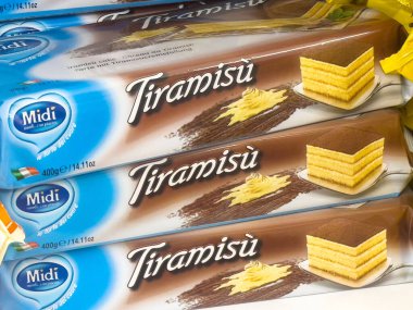 Birikmiş tiramisu paketlenmiş tatlı kutuları market vitrininde.