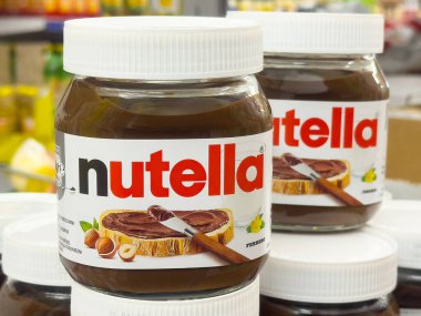 Fındık ve çikolata serpiştirilmiş fındık kavanozları..