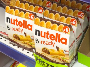 Süpermarket koridorunda Nutella b-hazır bisküvi görüntüsü.