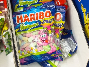 Renkli haribo kaupies mağaza rafında sergilenen ekşi şeker paketi.