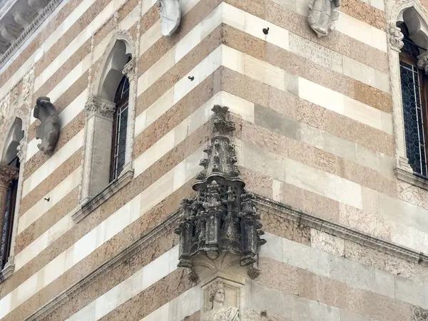 Çizgili cephe ve heykel detaylarıyla dekore edilmiş mimari.