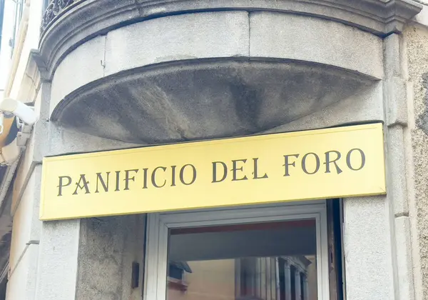 Panificio del foro taş bina cephesinde pastane tabelası.