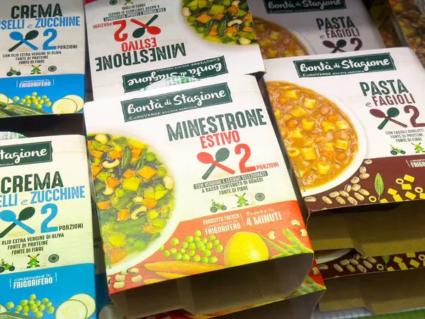 Mağazadaki renkli ambalajlarda çeşitli İtalyan çorbaları..