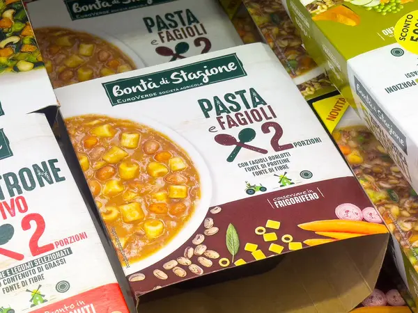 Market rafında makarna ve İtalyan çorbası karışımı..