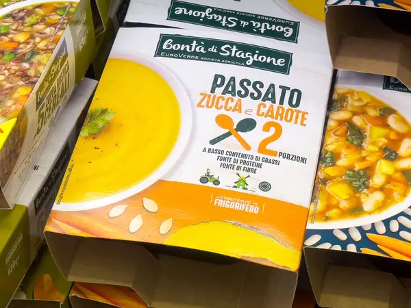 Süpermarkette balkabaklı ve havuçlu paketlenmiş İtalyan çorbası..