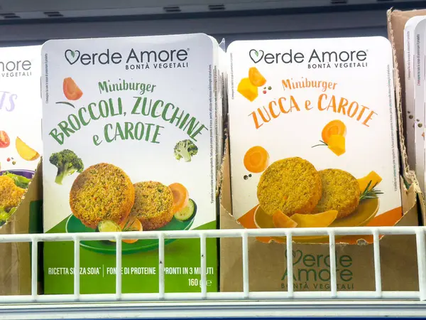 Brokoli kabaklı havuç ve karton ambalajda havuçlu mini hamburger..
