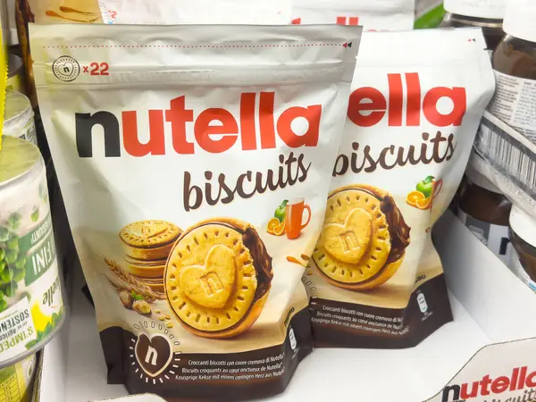 Diğer ürünlerle birlikte rafta sergilenen Nutella bisküvileri paketi.