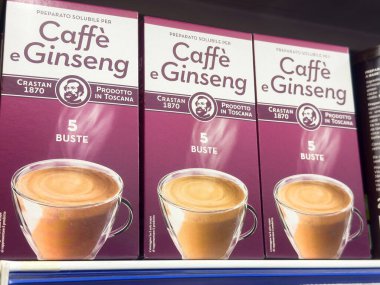 Süpermarket rafında İtalyan ginsengi kahve kutuları.