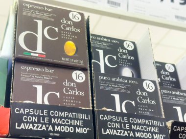 Don Carlos Espresso Bar raflarda kahve paketleri.