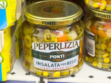 Bir kavanoz peperlizia ponti salata, zeytin ve sebze karışımı..