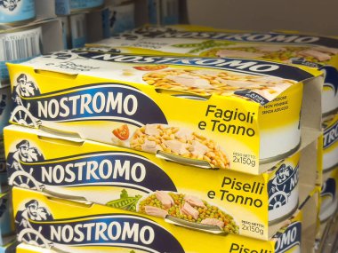 Nostromo ton balığı ve fasulye ambalajı markette sergileniyor.