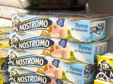 Nostromo ton balığı ambalajı doğal malzemelerle dolu koridorda sergileniyor.