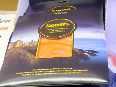 Premium İskoç füme somon ambalajı kıyı manzarası tasarımı.