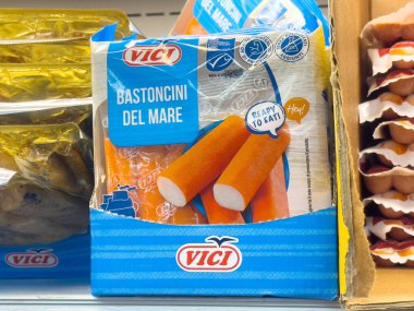 Dondurucu vitrininde paketlenmiş deniz ürünleri çubukları.