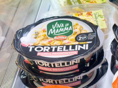Yaşasın Mamma Tortellini Panna Prosciutto Makarna Paketi Süpermarket vitrininde.