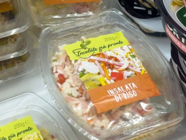 Market rafında İtalyan pirinç salatası paketi.
