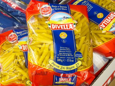 Divella penne ziti market koridorunda makarna paketi görüntüsü.