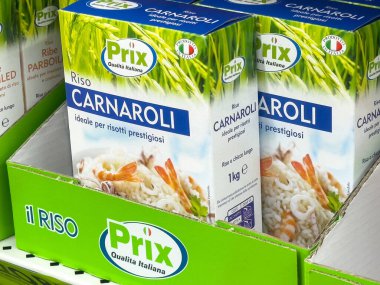 Carnaroli pilav paketleri İtalyan marketinde raflarda..