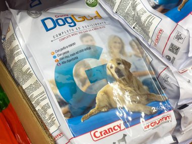 Labrador Retriever resmi ve italyan metni olan köpek maması paketi.