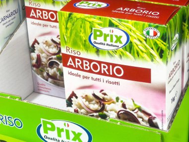 İtalyan arborio pirinç kutusu süpermarket koridorunda sergileniyor.