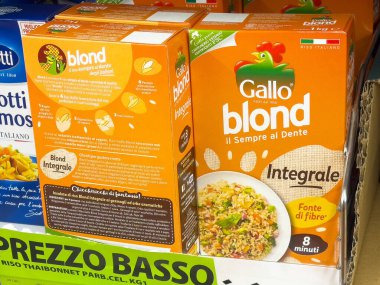 İtalyan süpermarketinde gallo sarışın pirinç vitrininde tam tahıl seçenekleri sunuluyor..