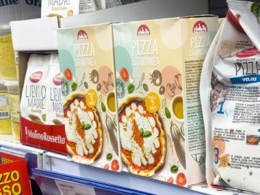 Market rafında İtalyan malzemeleriyle birlikte hazır pizza karışımı..