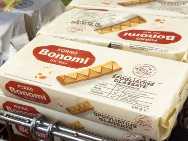 Forno bonomi sfogliatine puf böreği ambalajı mağazada sergileniyor.