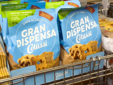 Süpermarket rafında Gran dispensa colussi bisküvi paketleri.
