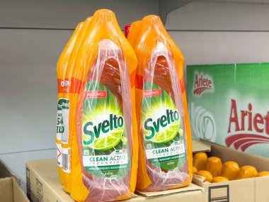 Svelto sabun şişelerini ambalajda raflarda sergiliyor..