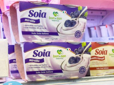 Markette yaban mersini ve tahıl ambalajlı İtalyan soya yoğurdu..