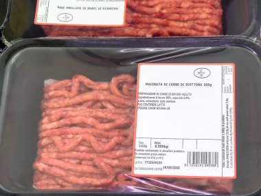 Şeffaf tepside paketlenmiş sığır eti etiketi besin bilgisini gösterir.