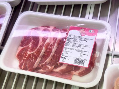 Soğutulmuş rafta etiketli, dilimlenmiş domuz eti..