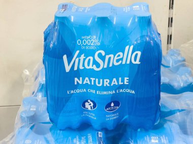 Vitasnella mavi ambalajlı ve italyan metinli doğal su paketi.