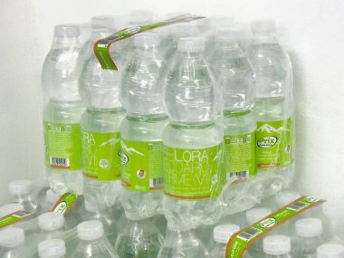 Toptan ambalajla damgalanmış plastik şişe maden suyu..
