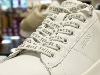 Perakende satışta damgalı ayakkabıları olan beyaz tahmin ayakkabılar..