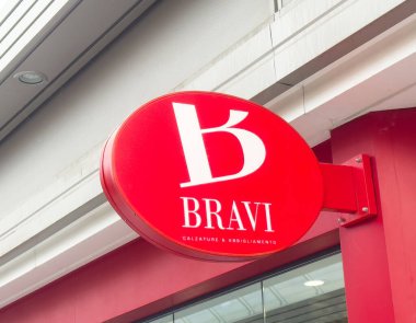 Perakende markasını gösteren bina cephesinde kırmızı bravi mağaza tabelası.
