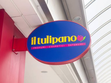 Alışveriş merkezinin dış tarafında ll tulipano mağazası tabelası.