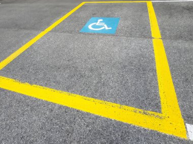 Engelliler için sarı kenarlı erişilebilir park yeri.