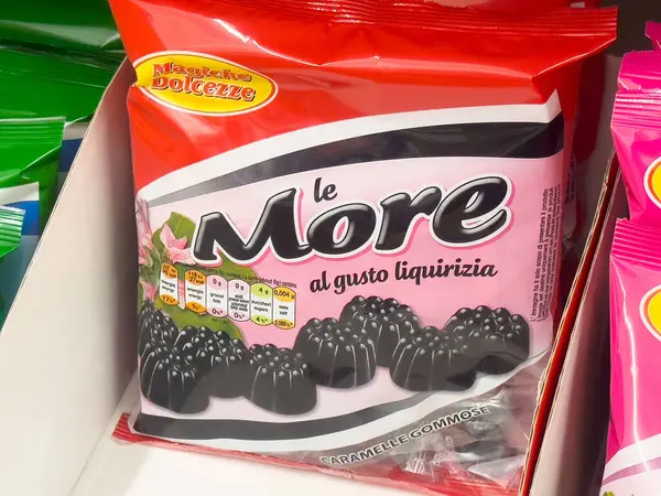 Meyan kökü aromalı şeker paketi rafta siyah jöleli şekerler sergileniyor..