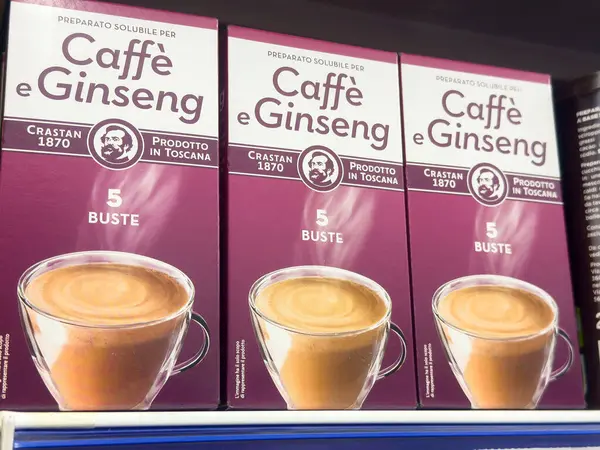 Süpermarket rafında İtalyan ginsengi kahve kutuları.