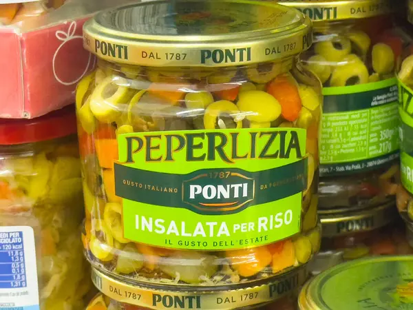 Renkli sebzeler ve yeşil etiketli riso kavanozu başına peperlizia insalata..