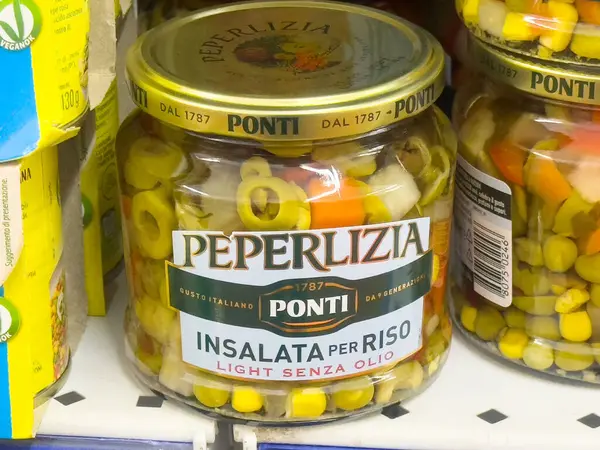 Bir kavanoz peperlizia ponti salata, zeytin ve sebze karışımı..