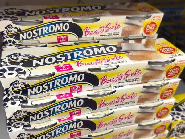 Perakende rafına istiflenmiş tuz ambalajında Nostromo ton balığı konserveleri.
