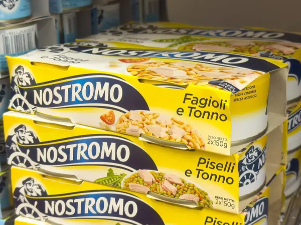 Nostromo ton balığı ve fasulye ambalajı markette sergileniyor.